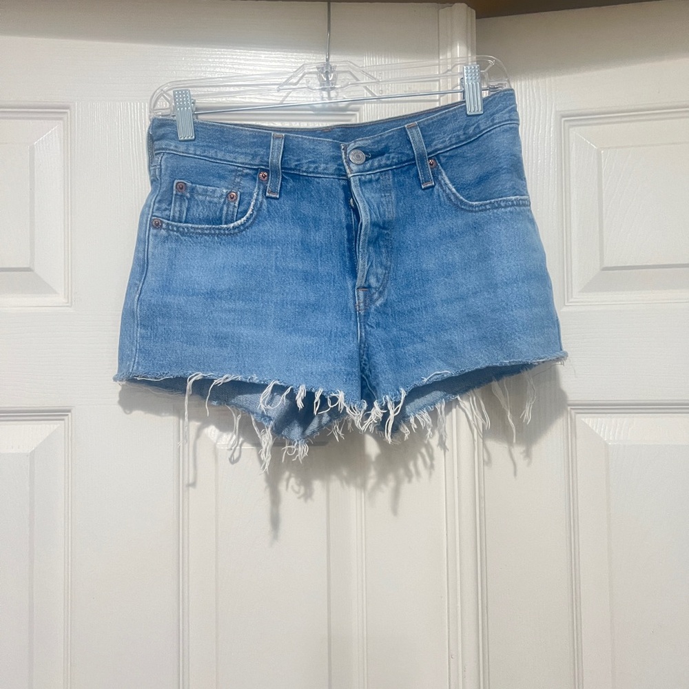 Levi's 501 blue wash Frayed Hem Jean Shorts size 25W Women's Denim Shorts‎